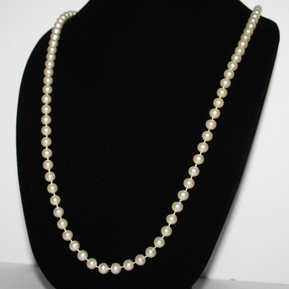 Pretty 35" off white pearl necklace